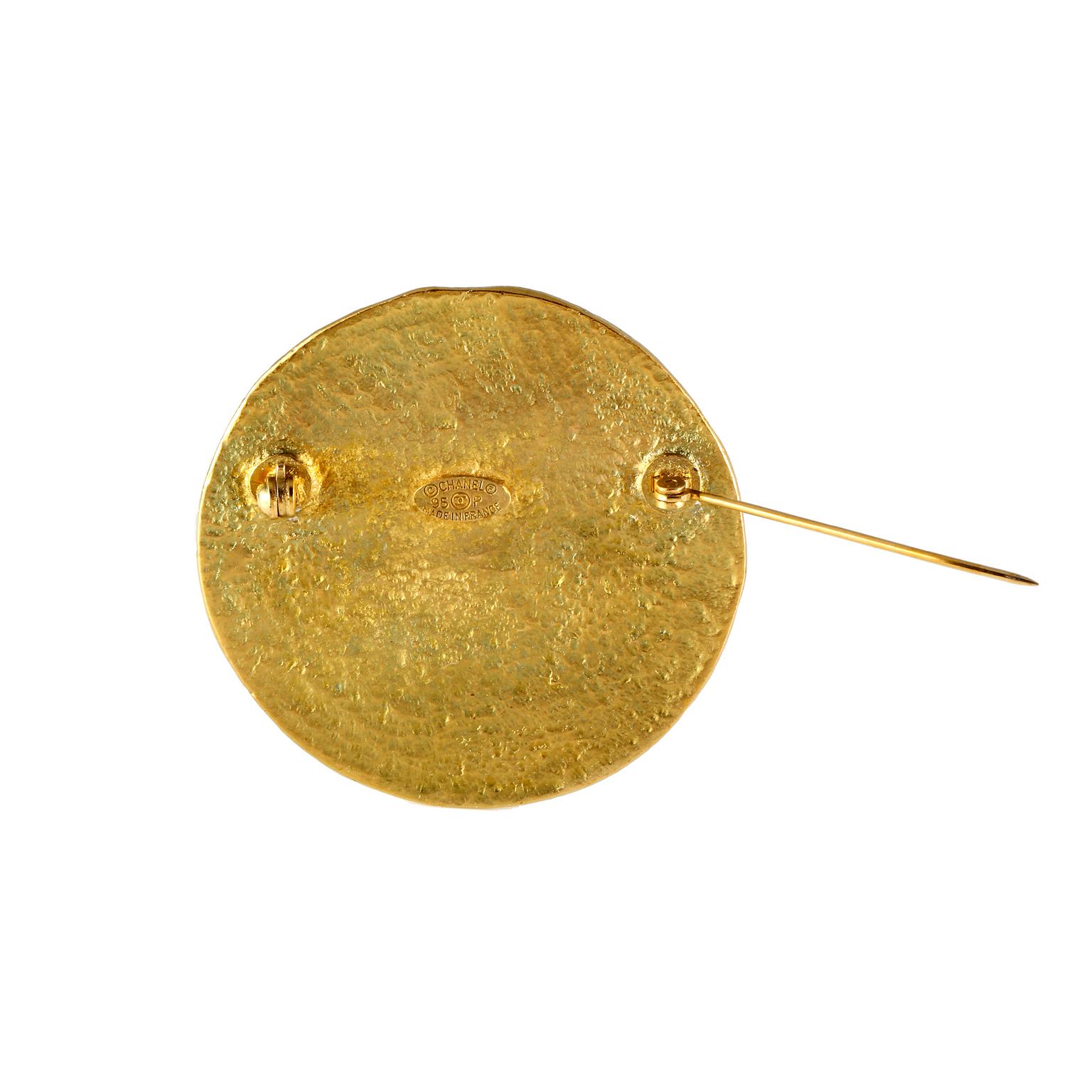 This authentic Chanel Gold CC Coin Pin is in excellent condition from the Spring 1995 collection.  Round gold tone pin has a hammered “ancient” finish with interlocking CC insignia.  Pouch or box included.

 
