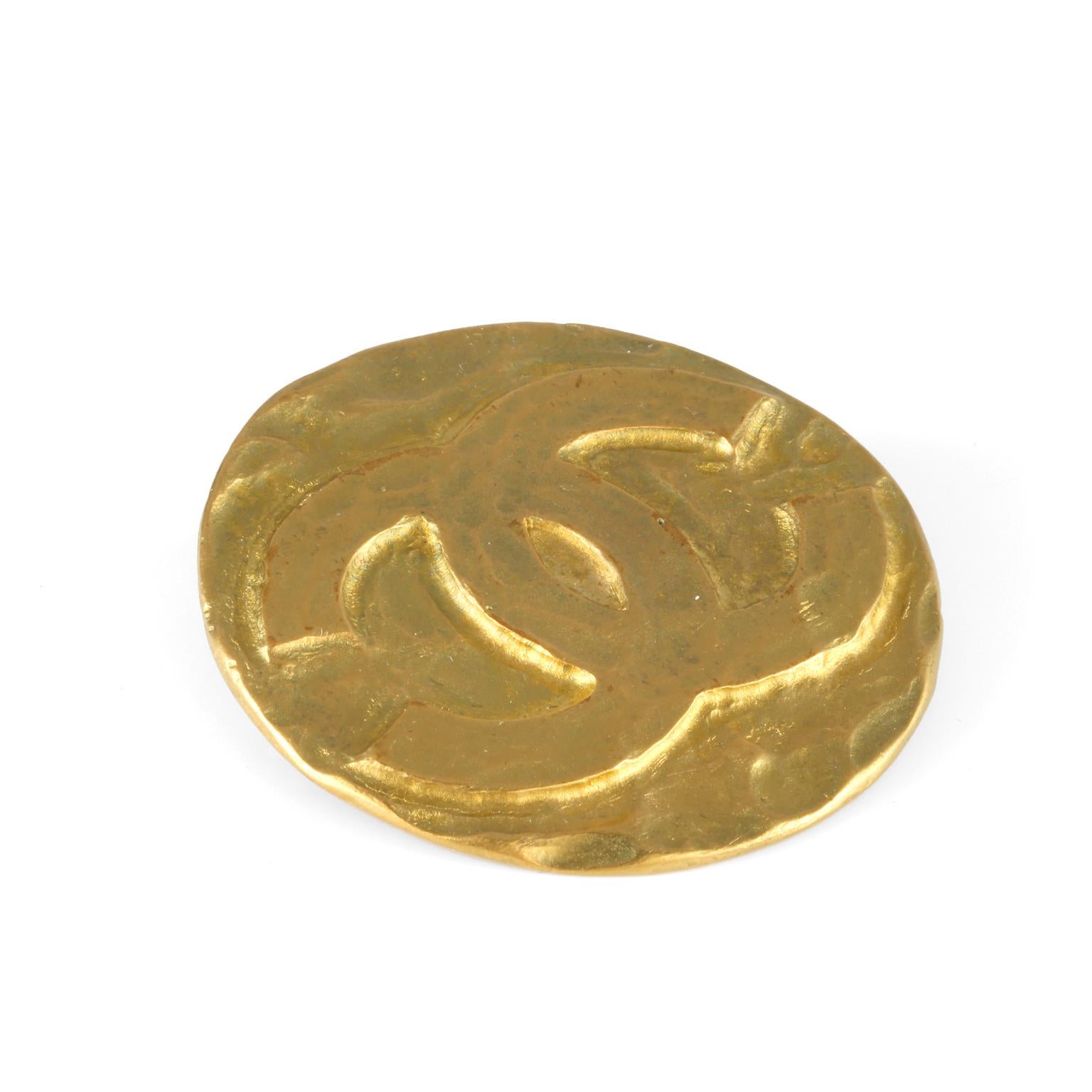 Chanel Gold CC Coin Pin In Good Condition For Sale In Palm Beach, FL