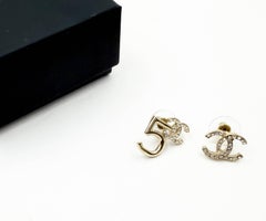 Chanel Gold CC Crystal 5 asymmetrische Piercing-Ohrringe