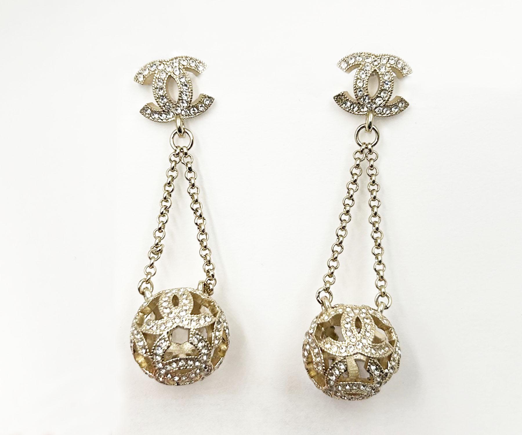 Chanel Gold CC Crystal Ball Dangle Piercing Earrings

*Marked 18
*Made in Italy
*Comes with the original box and pouch

-It's approximately 2.6