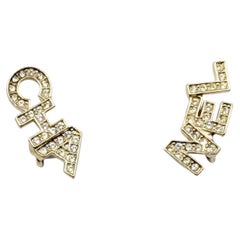 Chanel Gold CC Kristall-Ohrclips mit asymmetrischem „Cha Nel“-Schriftzug