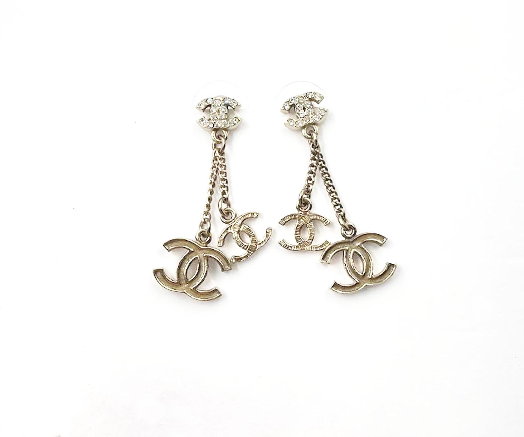 Chanel Gold CC Crystal Double CC Dangle Piercing Earrings

* Marked 09
* Made in France
*Comes with the original box

-It is approximately 0.5