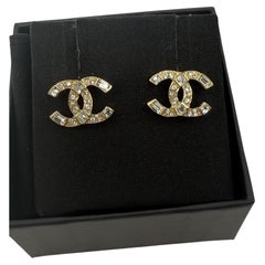 Chanel Pendientes de oro con cristales CC embellecidos