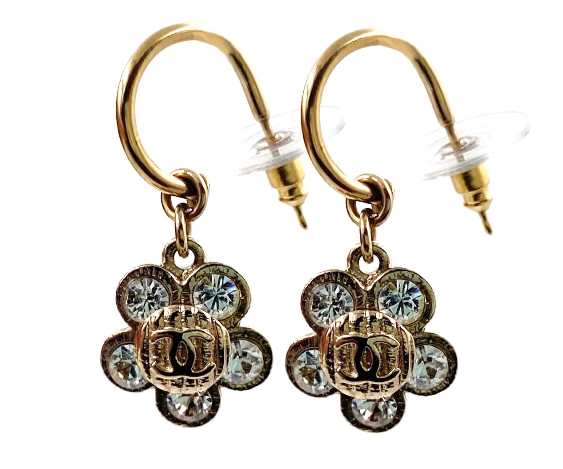 Orecchini Chanel oro CC con fiore di cristallo e piercing a cerchio

* Contrassegnato 06
*Fatto in Francia

-Circa 0,5″ x 1,2″.
-In condizioni incontaminate.

AB3036-00704