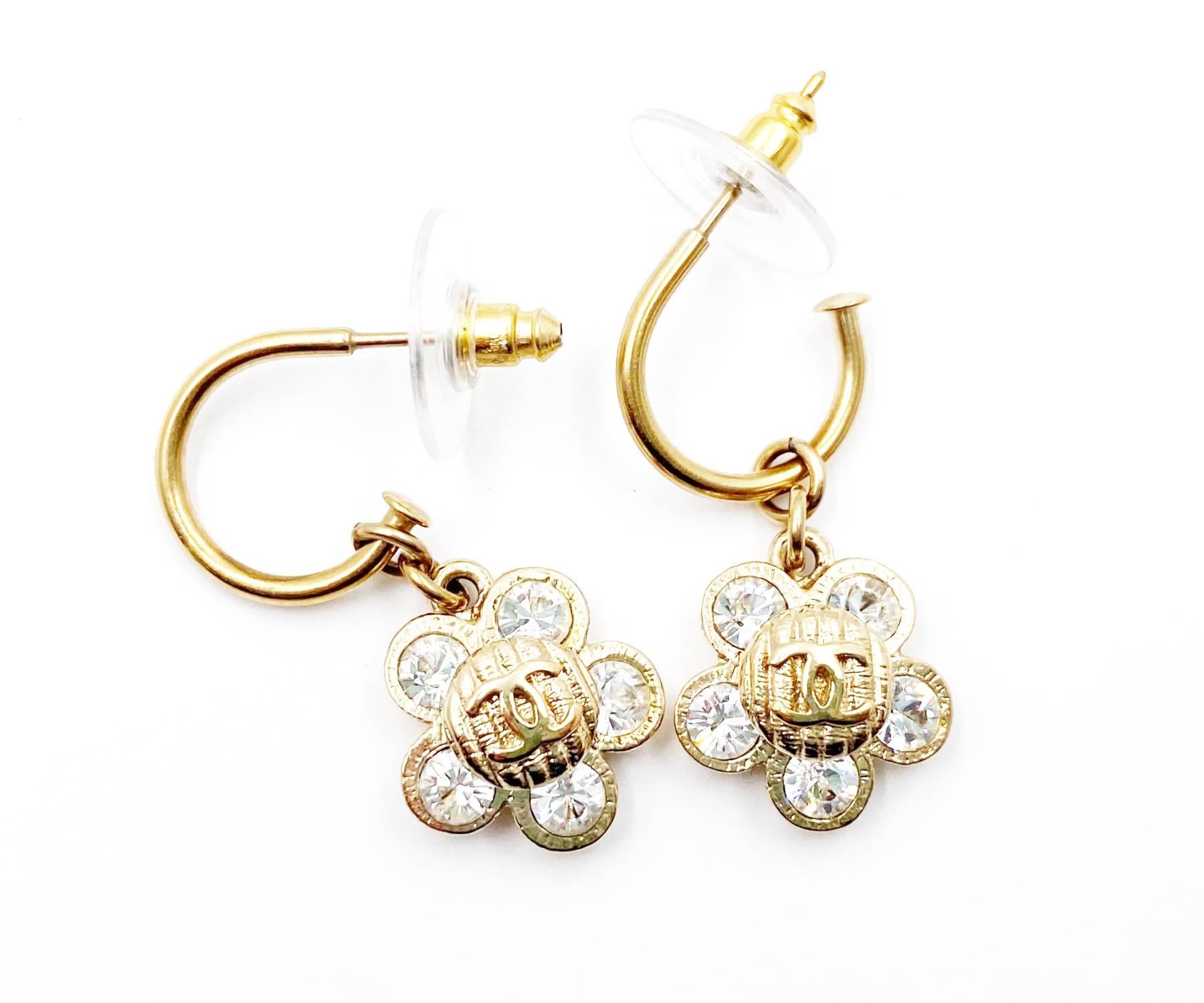 Artigiano Orecchini Chanel oro CC con fiore di cristallo e piercing a cerchio in vendita