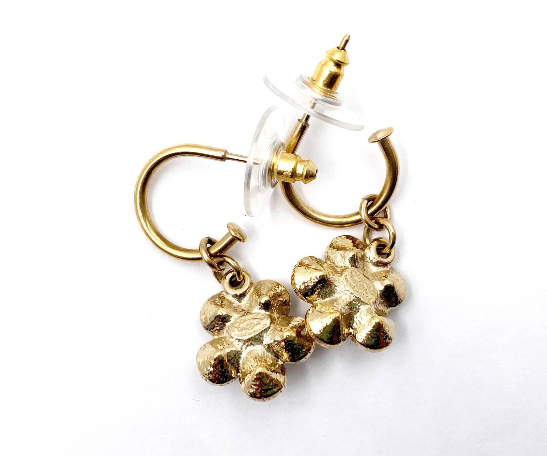 Orecchini Chanel oro CC con fiore di cristallo e piercing a cerchio In condizioni ottime in vendita a Pasadena, CA