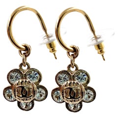 Chanel Pendientes de aro de cristal dorado CC Flor