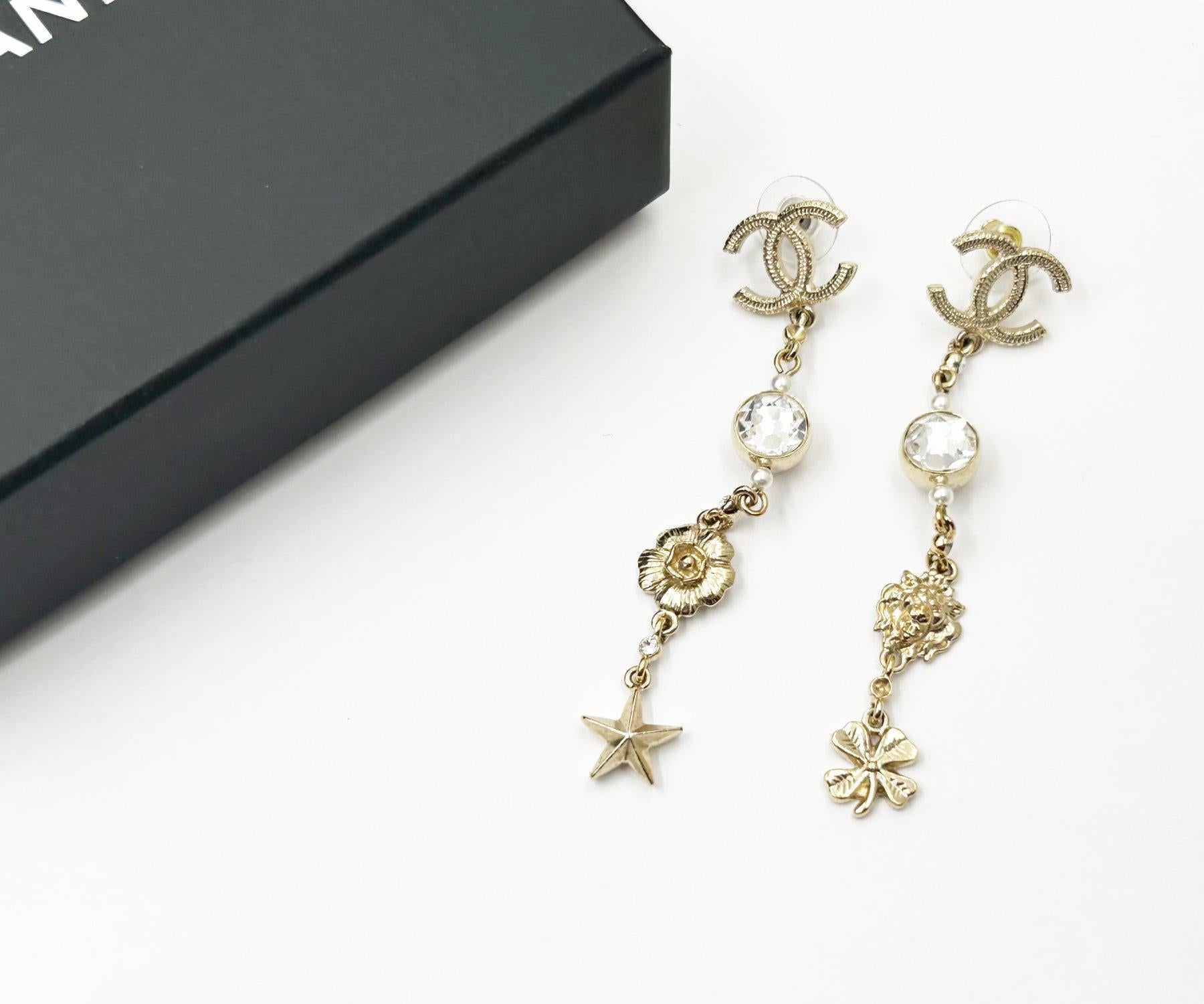 Chanel Gold CC Kristall Löweide Blume Stern Kleeblatt Lange durchbrochene Ohrringe (Zeitgenössisch) im Angebot