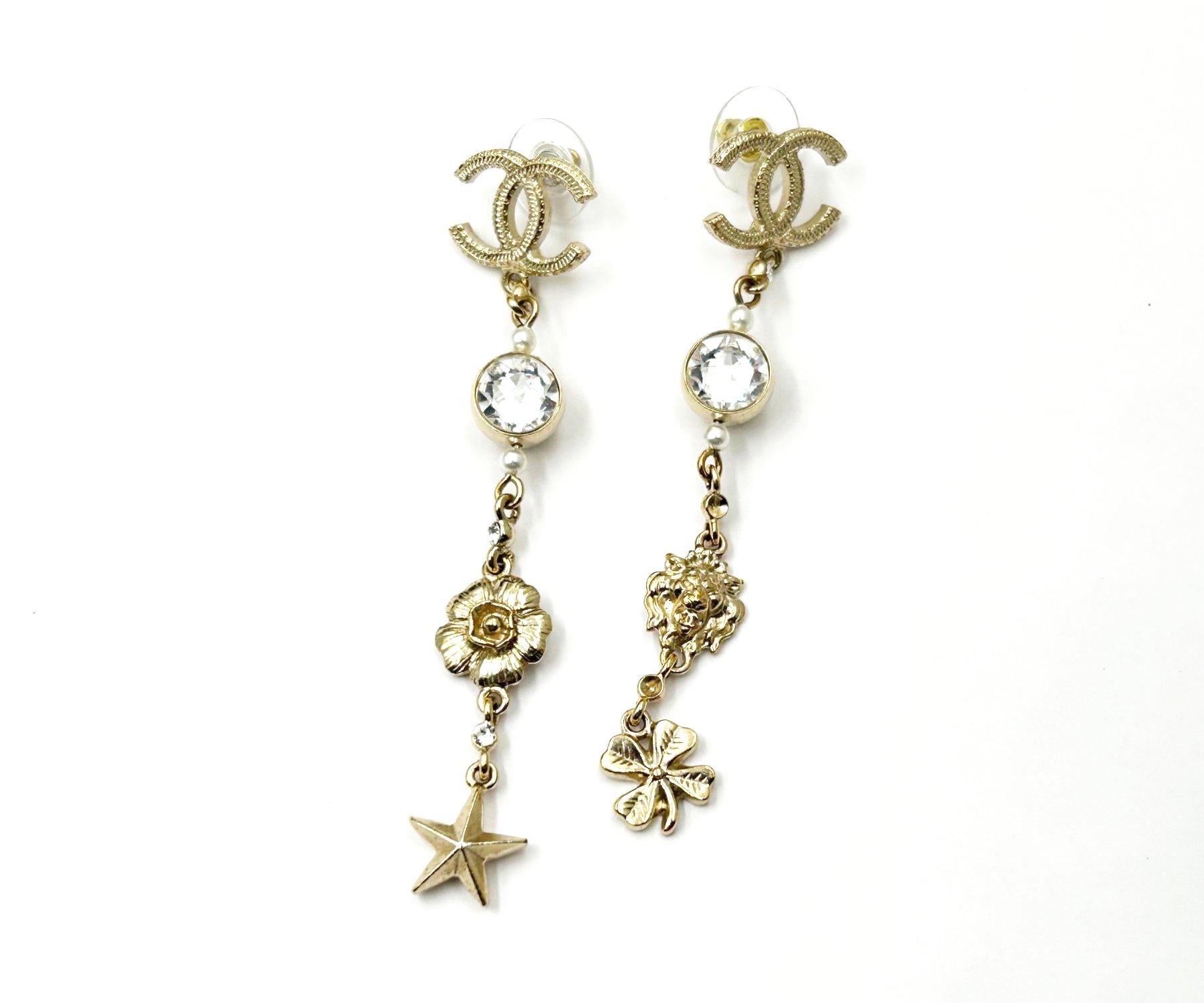 Chanel Gold CC Kristall Löweide Blume Stern Kleeblatt Lange durchbrochene Ohrringe Damen im Angebot