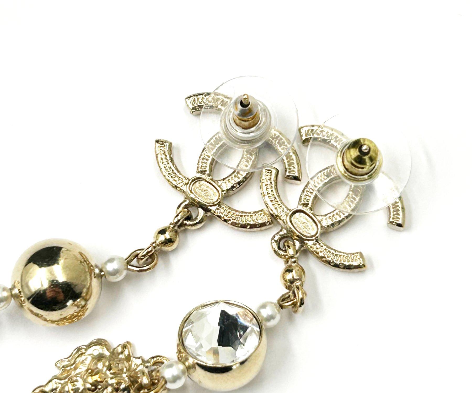 Chanel Gold CC Kristall Löweide Blume Stern Kleeblatt Lange durchbrochene Ohrringe im Angebot 1