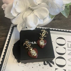 Boucles d'oreilles pendantes CHANEL en forme de cœur, en or CC, avec cristaux et émail rouge