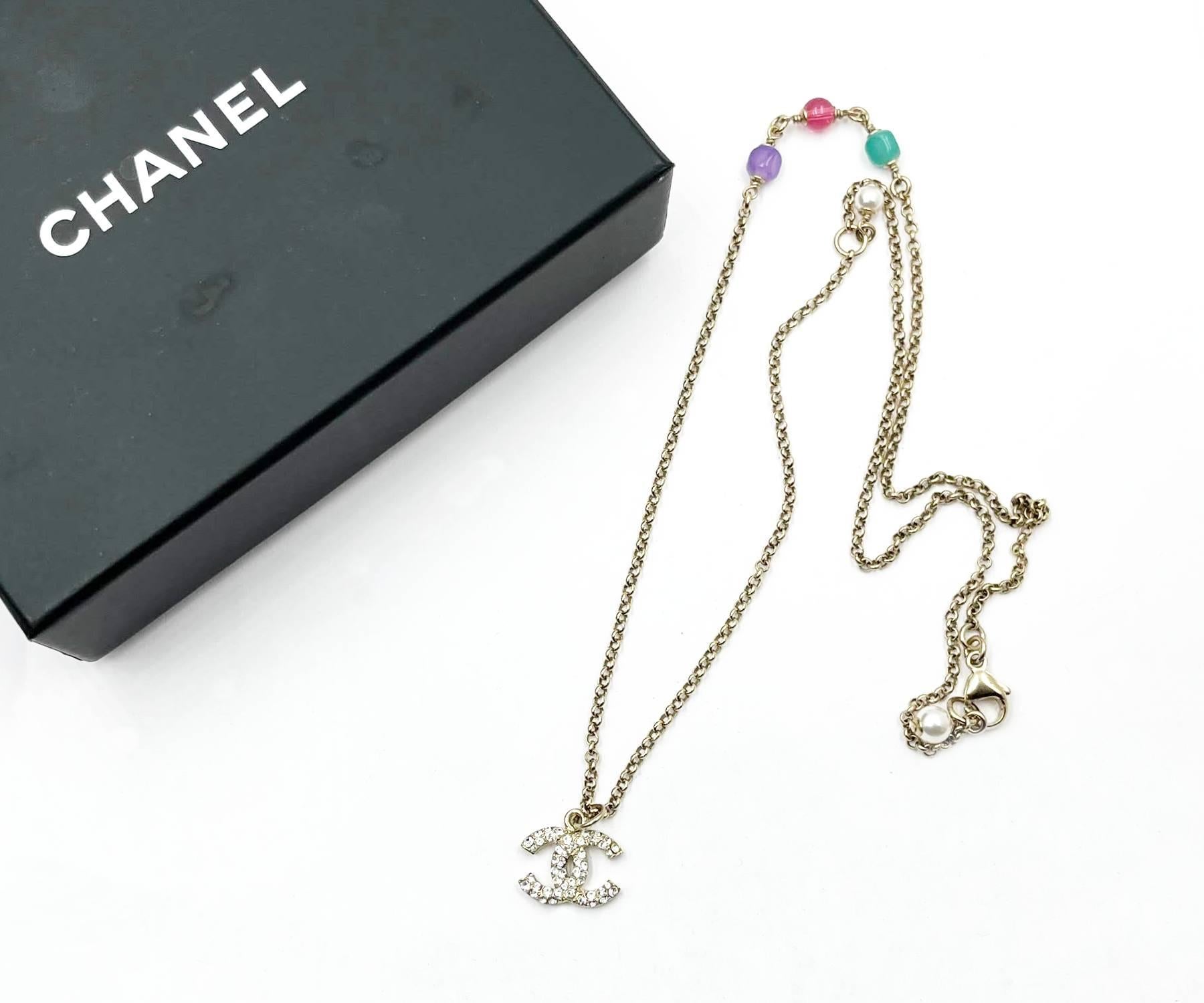 Chanel Gold CC Crystal Red Green Purple Stone Pendant Necklace

* Marked 20
* Made in France
*Come with the original box and pouch

-The pendant is approximately 0.5″ x 0.55″.
-The chain is approximately 17″ to 23″.
– In a pristine