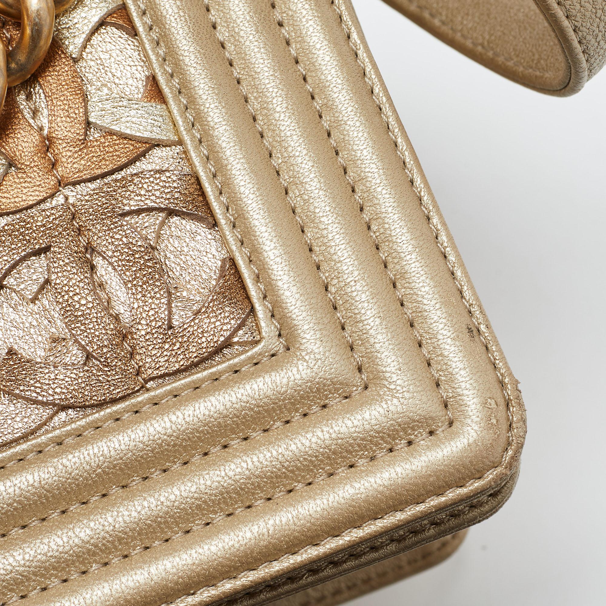 Chanel Gold CC Cut Out Leder Medium Boy Bag im Angebot 8