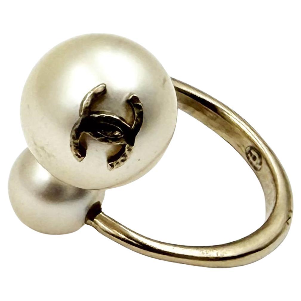 Anello Chanel oro CC con doppia perla