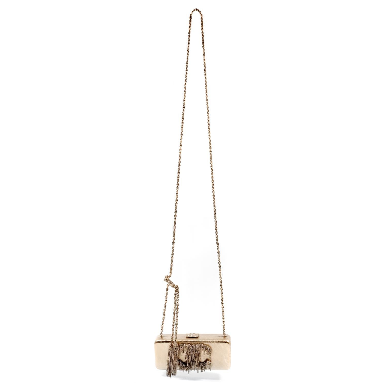 Questa autentica Chanel Gold CC Dripping Chains Box Clutch è in condizioni incontaminate.  Di straordinaria bellezza, questa borsa da sera definisce qualsiasi ensemble.
La pochette a scatola color oro muto è ornata da CC intrecciate con effetto