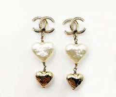 Chanel Oro CC Faux Barroco Corazón Perla Corazón Pendientes Piercing Oro Colgantes