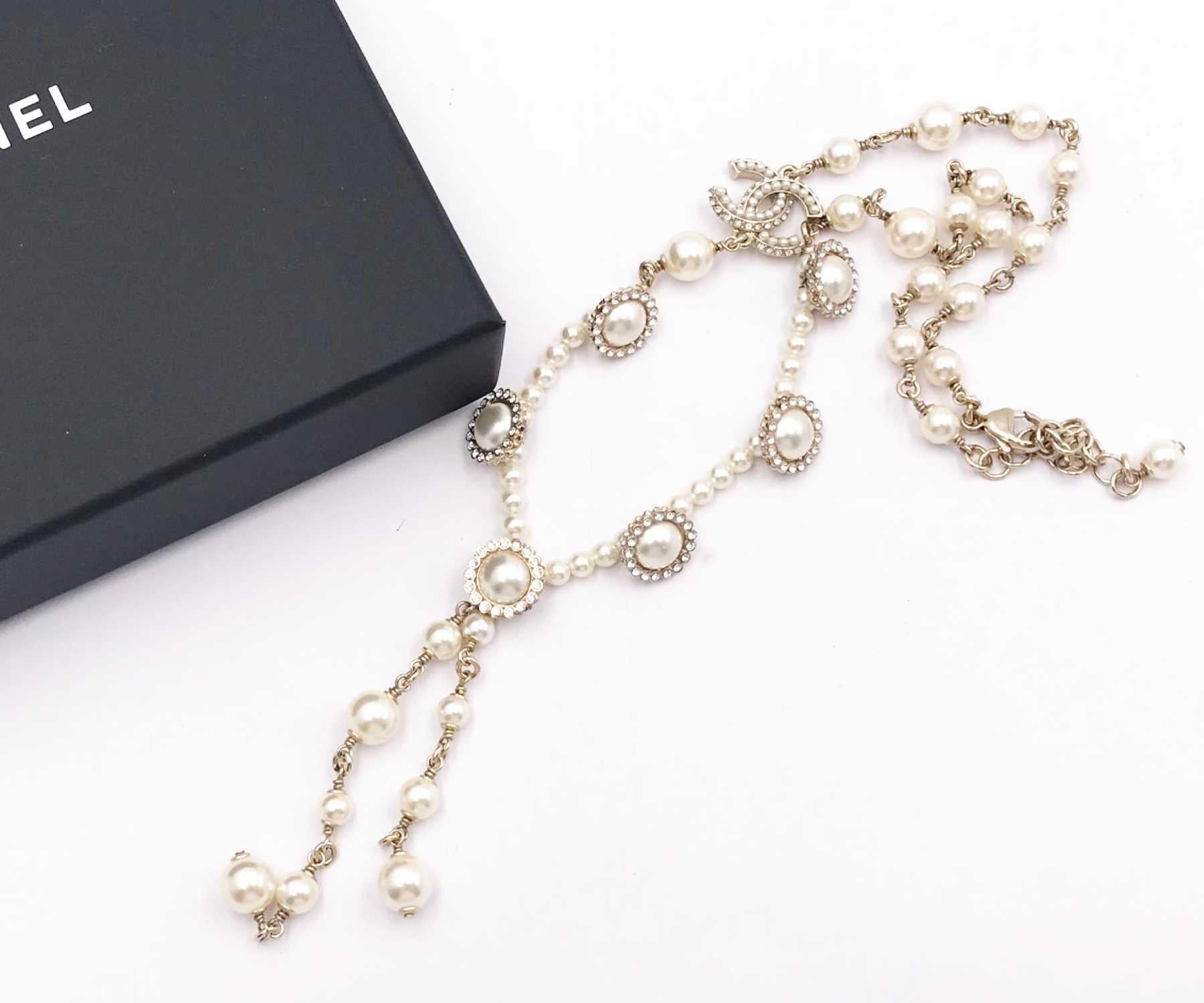 Chanel Gold CC Faux Pearl Drop Necklace

*Marked 16
*Made in France
*Comes with the original box and pouch

-It is approximately 17