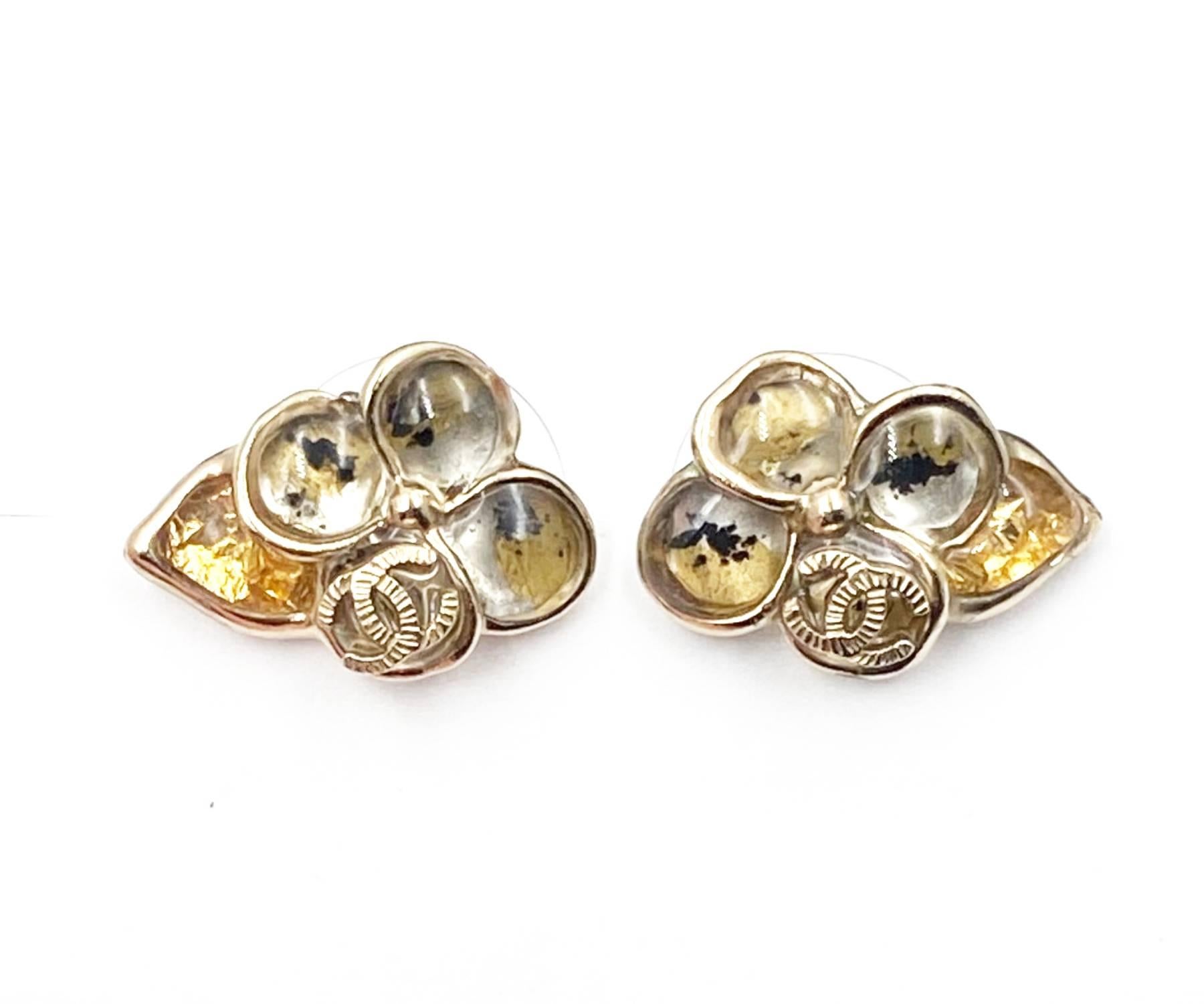 Chanel Gold CC Flower Dangle Piercing Earrings

*Marked 15
*Made in France
*Comes with original dustbag

-Approximately 0.7″ x 0.5″
-Very classic and pretty
-It is in a pristine condition.

2145-43232

