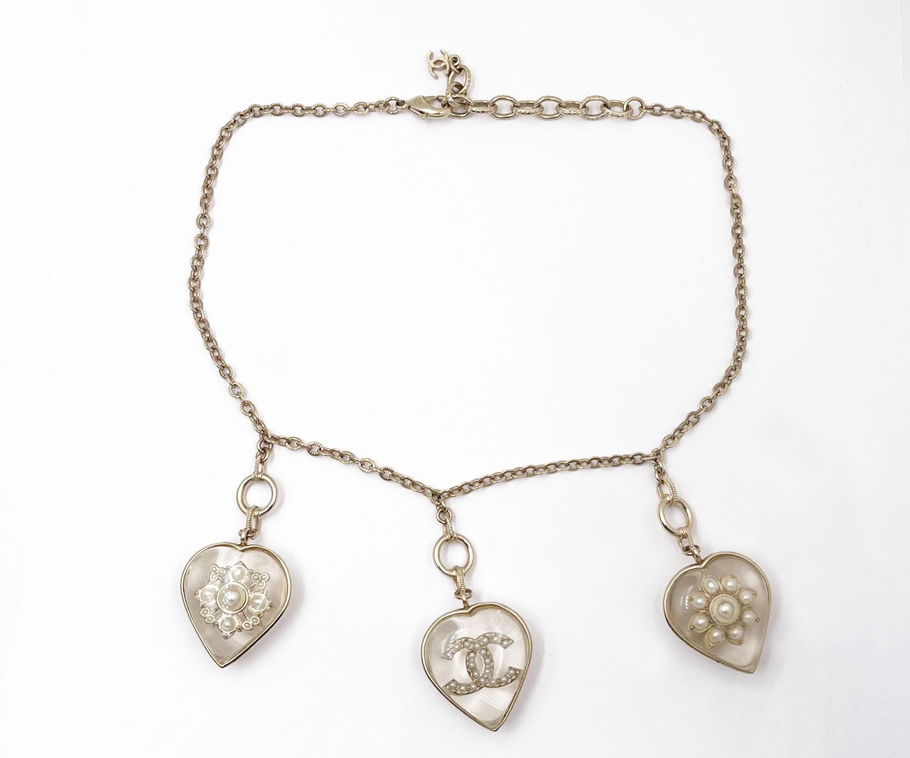 Chanel Gold CC Flower Heart Charm Necklace

*Marked 16
*Made in France
*Comes with the original box and dustbag

-It is approximately 34