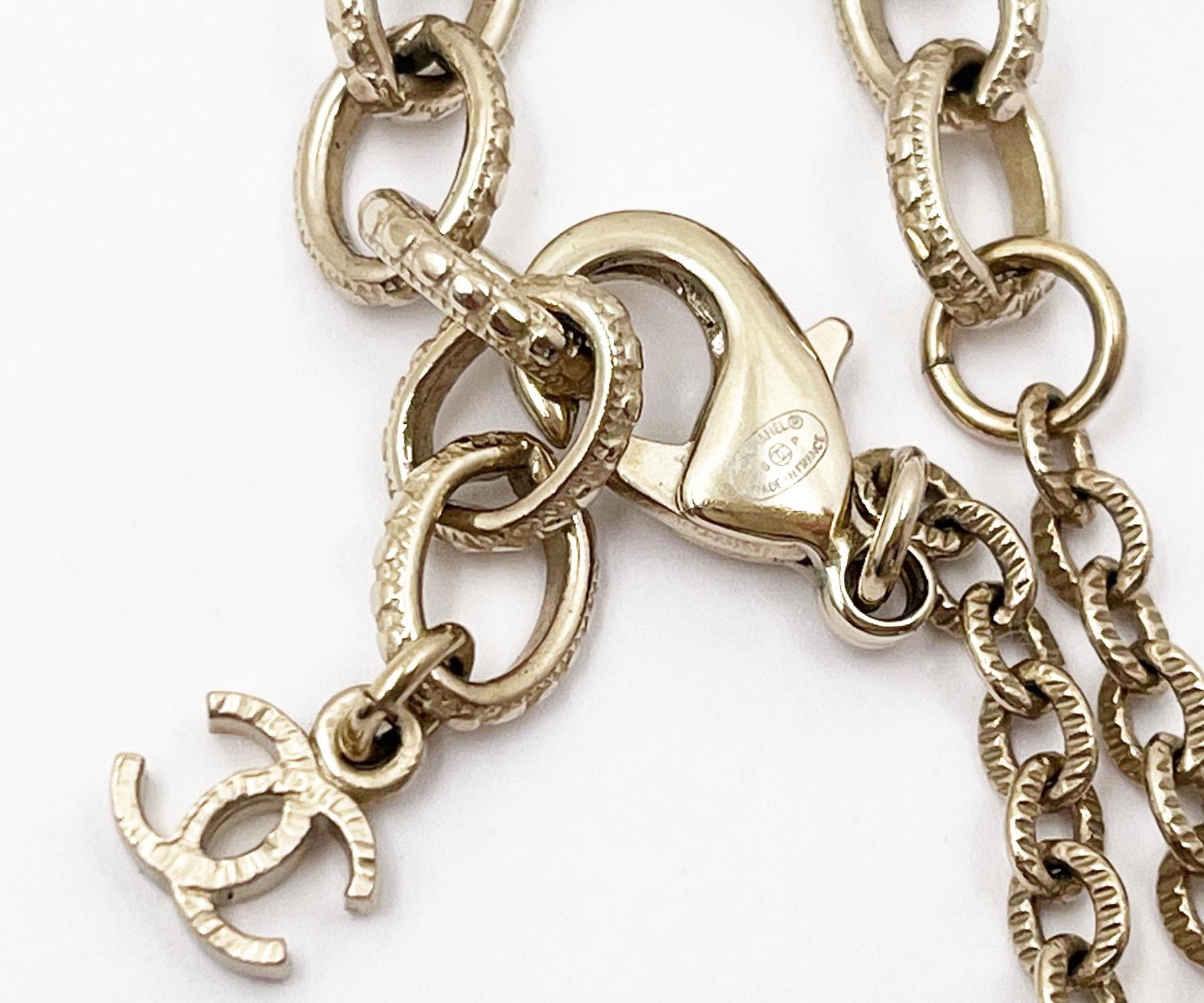 Chanel Gold CC Flower Heart Charm Necklace   For Sale 1
