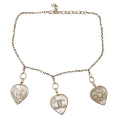 Chanel - Collier à breloques en forme de cœur et de fleur en or CC  
