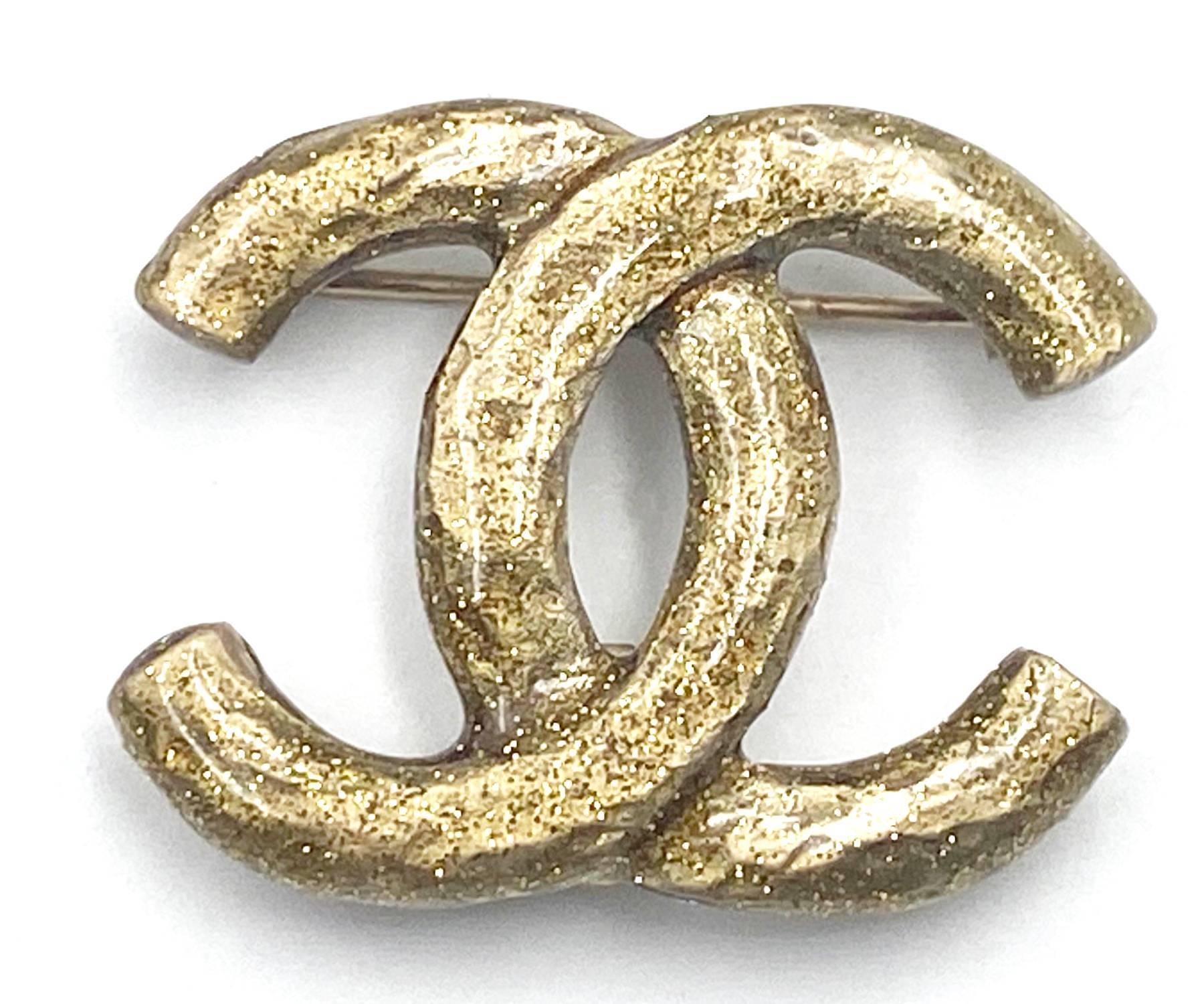 Chanel Gold CC Glitter Pendant Small Brooch

*Marked 05
*Made in Italy

-Approximately 1
