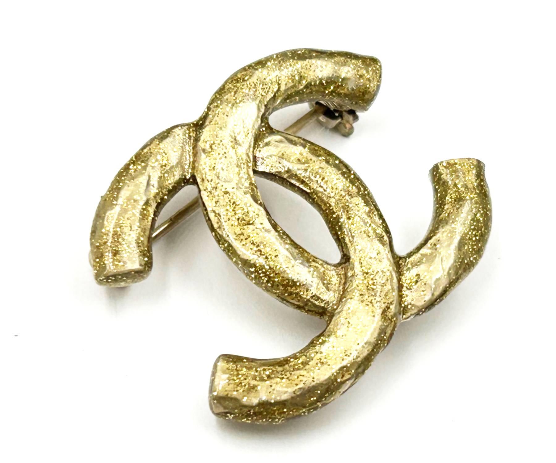 Artisan Petite broche pendentif Chanel CC pailletée en or  en vente