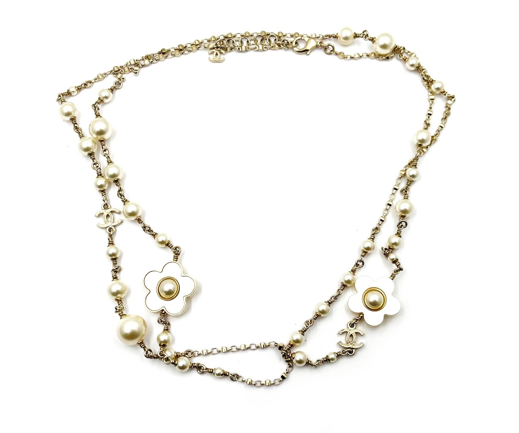 Chanel Gold CC Goldrahmen Weiß Blume Perle Lange Halskette

*Markiert 18
*Hergestellt in Frankreich
*Mit Originalverpackung, Tasche und Booklet

-Die Gesamtlänge beträgt etwa 44