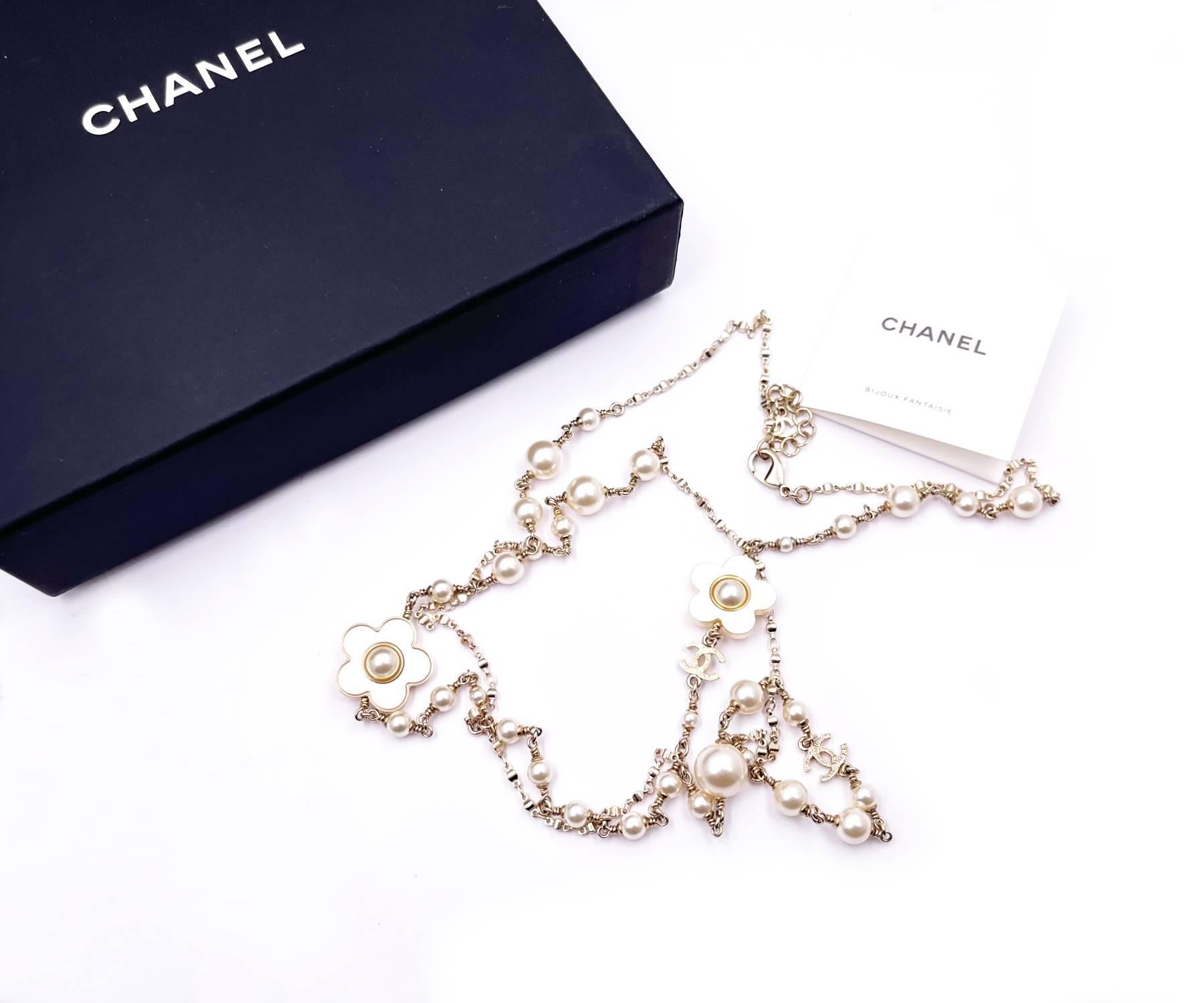 Chanel Gold CC Goldrahmen Weiß Blume Perle Lange Halskette (Kunsthandwerker*in) im Angebot
