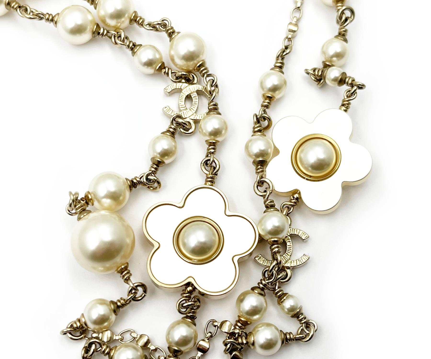 Artisan Chanel Gold CC Gold Frame White Flower Pearl Long Necklace For Sale
