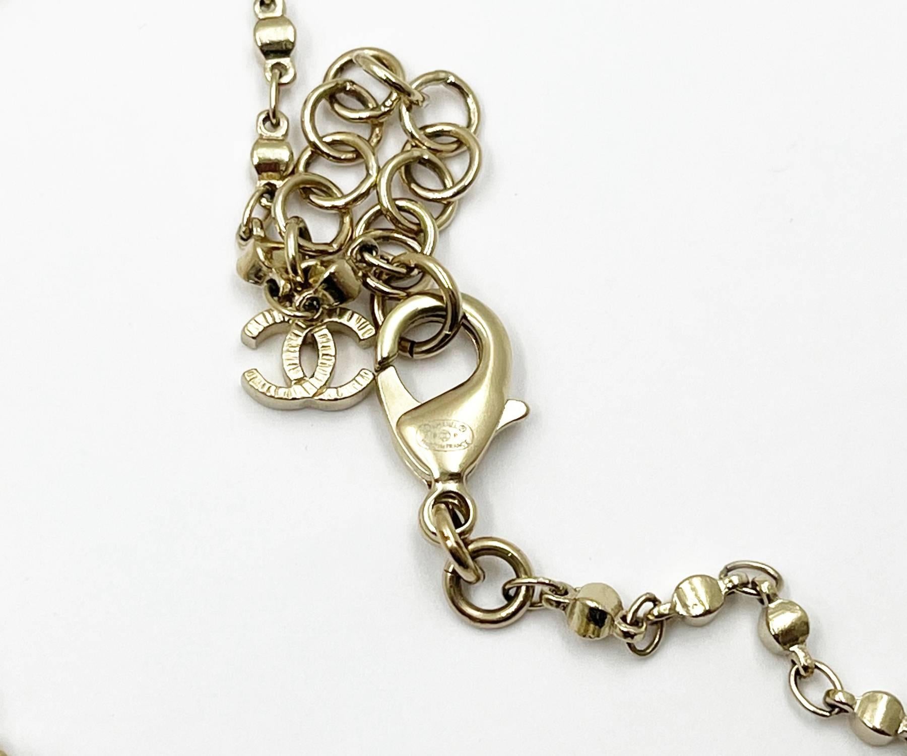 Chanel Gold CC Goldrahmen Weiß Blume Perle Lange Halskette Damen im Angebot
