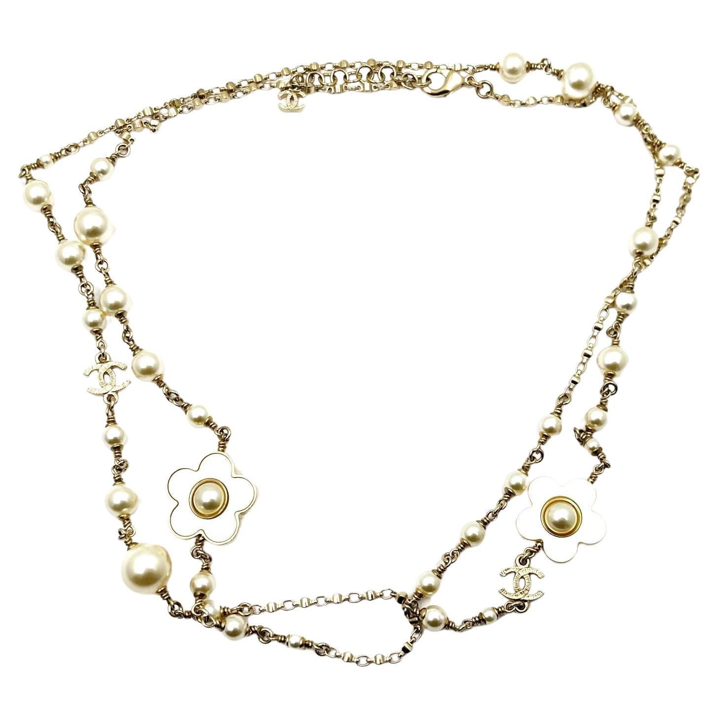 Chanel Gold CC Goldrahmen Weiß Blume Perle Lange Halskette im Angebot