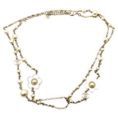 Collana lunga Chanel Gold CC Gold Frame White Flower Pearl