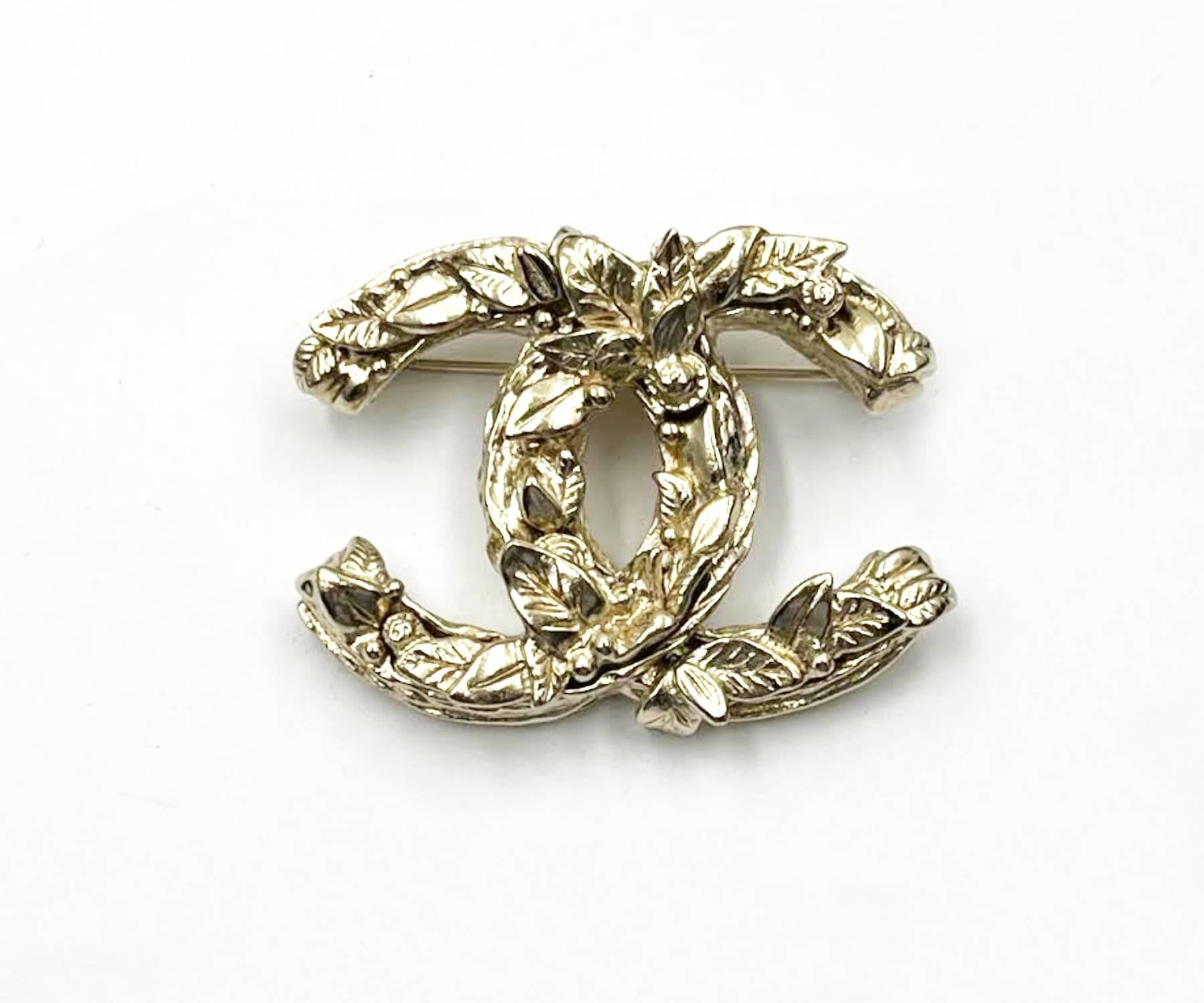 Chanel Gold CC Golden Leaves Brooch

* Marked 11
* Made in France
* Comes with the original box

-It is approximately 1.25″ x 1.5″.
-Very shiny and pretty

2161-45431

