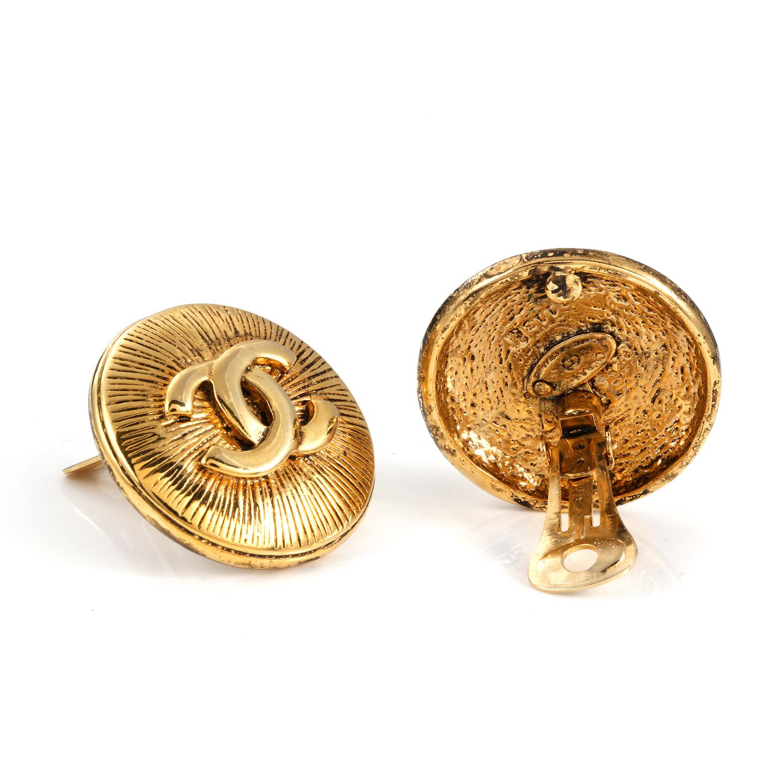 These authentic Chanel Gold CC Grooved Earrings are in very good vintage condition from the 1980’s. Circular gold etched background with interlocking CC in the center.    Clip on closure. Pouch or box included. 
Proudly offered for $1,100.00 from