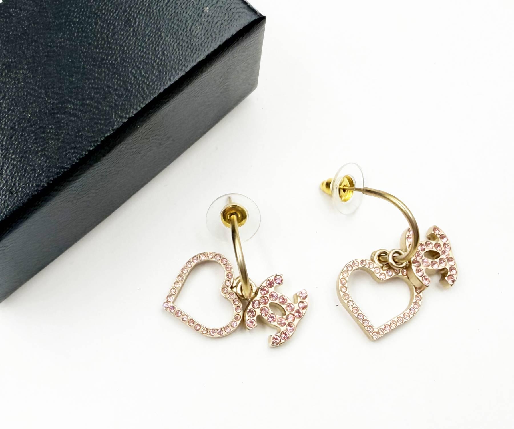 Chanel Pendientes de aro superpuestos de cristal rosa y corazón CC dorado

* Marcado 08
* Fabricado en Italia
* Viene con la caja original

-Mide aproximadamente 1,25