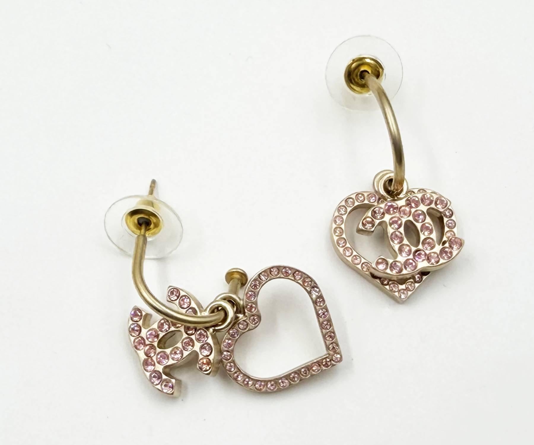 Chanel Pendientes de aro superpuestos de cristal rosa y corazón CC dorado en Excelente estado para la venta en Pasadena, CA