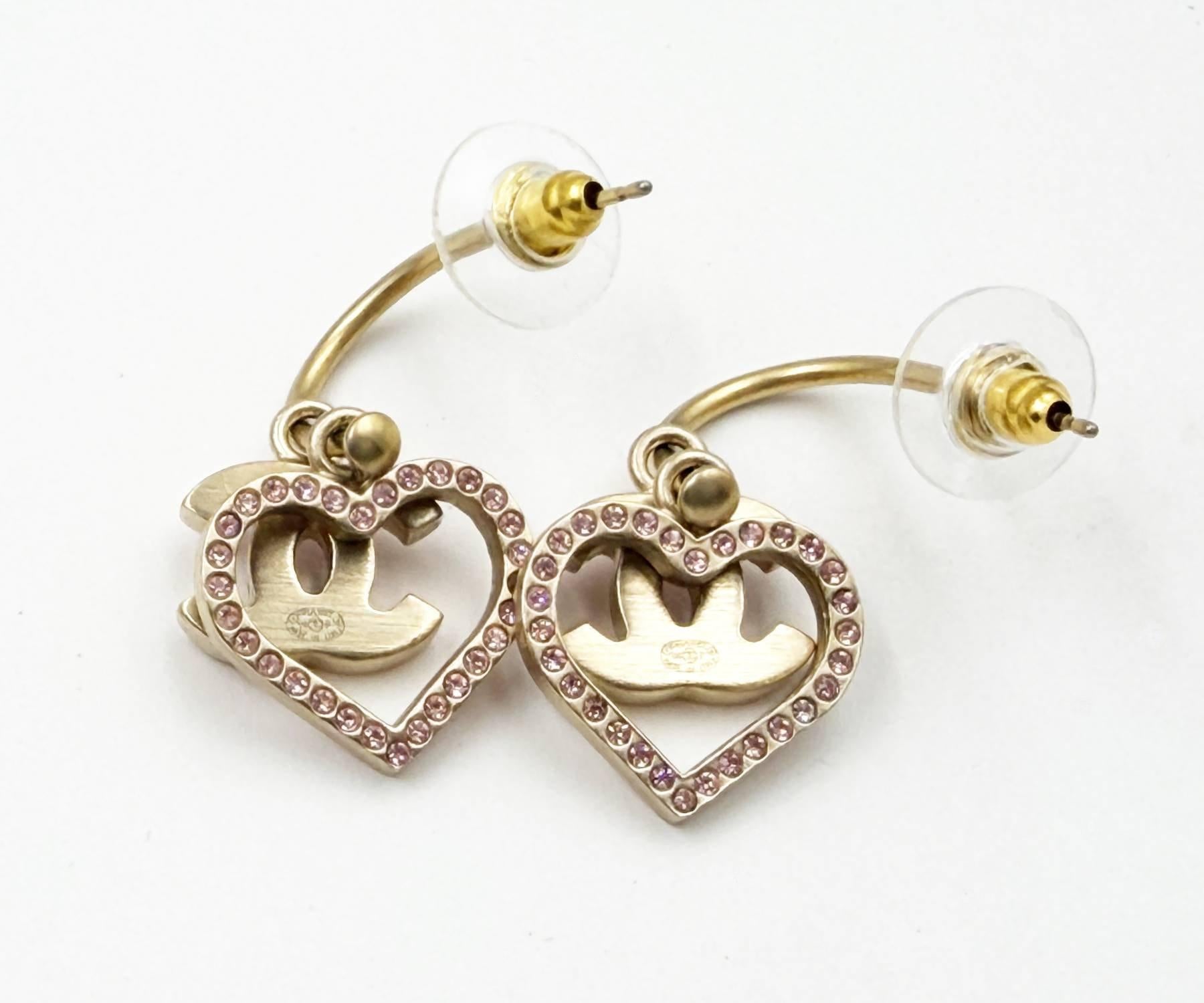De las mujeres Chanel Pendientes de aro superpuestos de cristal rosa y corazón CC dorado en venta