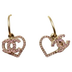 Orecchini a cerchio Chanel con cuore d
oro e cristalli rosa sovrapposti