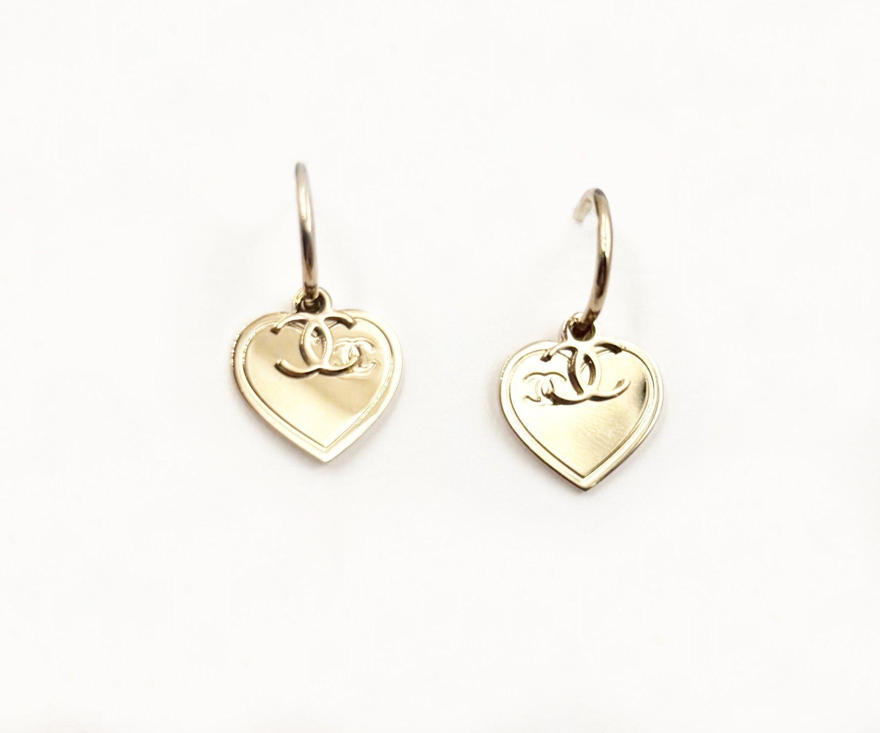 Chanel - Boucles d
oreilles amovibles CC Heart en or