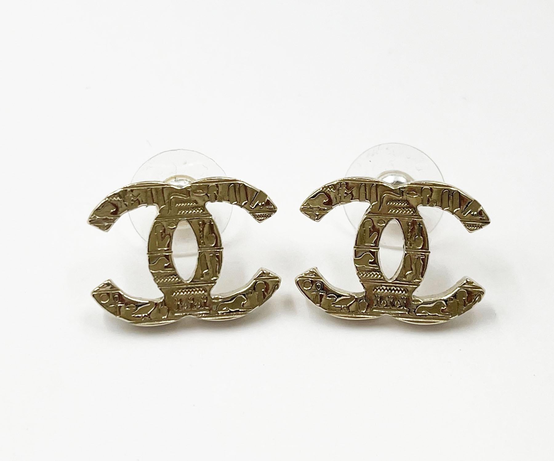 Chanel Gold CC Hieroglyphen-Ohrringe mit durchbohrten Ohrringen

*Markierung 19
*Hergestellt in Frankreich
*Mit Originalverpackung, Tasche und Booklet

-Sie ist ungefähr 0,75