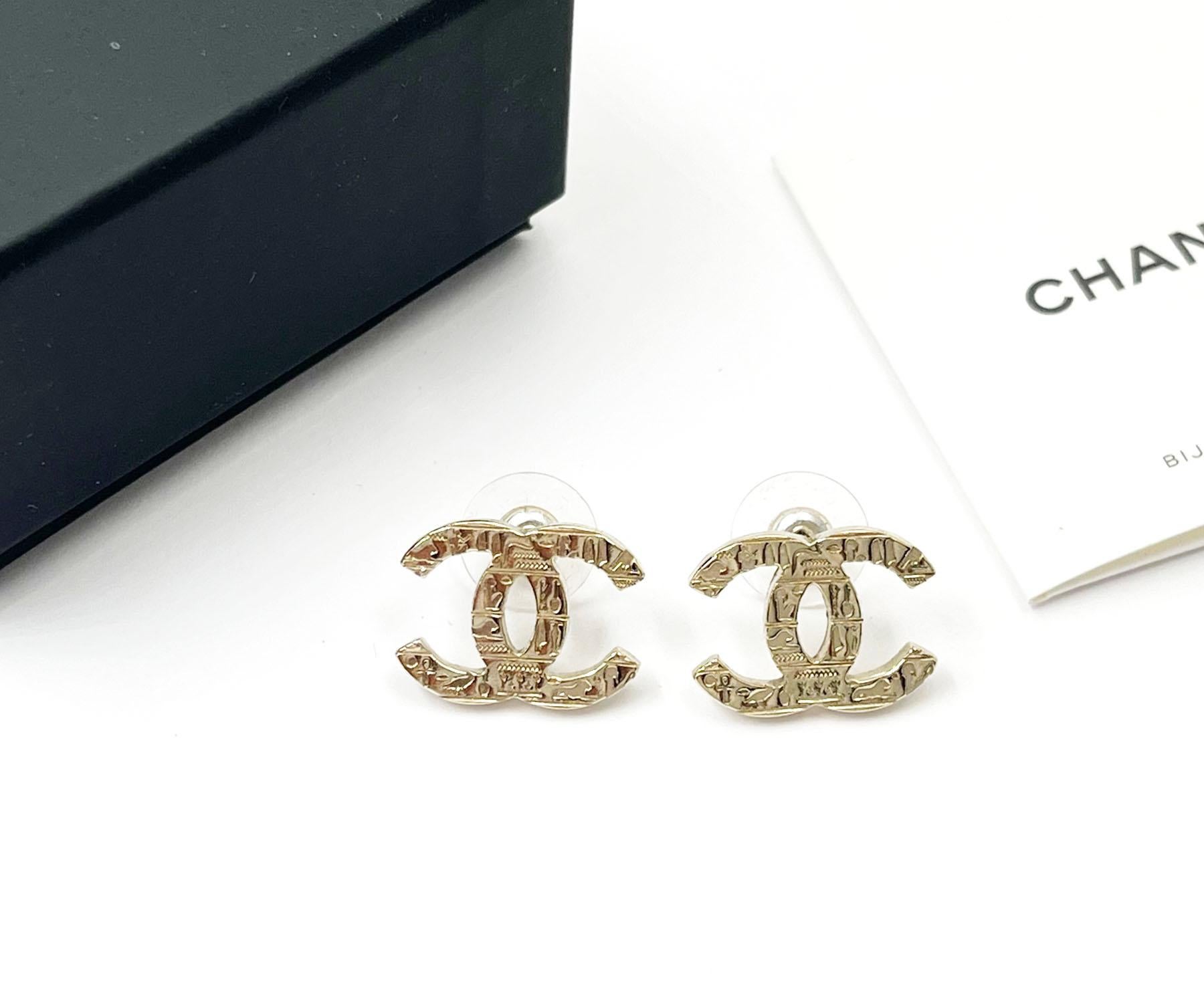 Chanel Gold CC Hieroglyphen-Ohrringe mit durchbohrten Ohrringen  (Kunsthandwerker*in) im Angebot