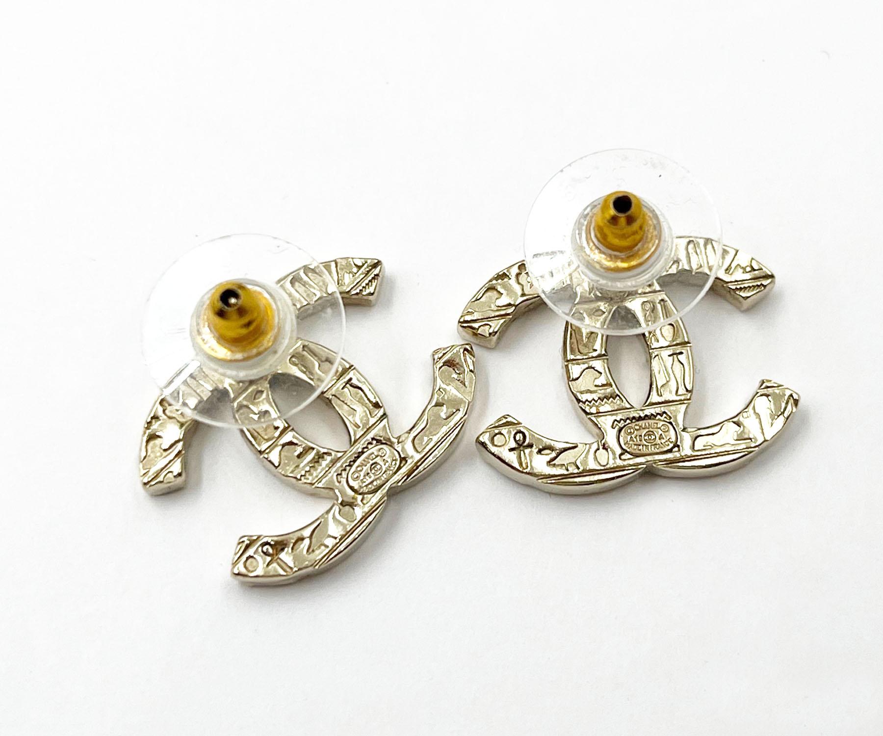 Chanel Gold CC Hieroglyphen-Ohrringe mit durchbohrten Ohrringen  Damen im Angebot