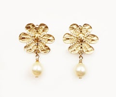 Chanel Gold CC Spitze Blume Perle baumeln Clip auf Ohrringe
