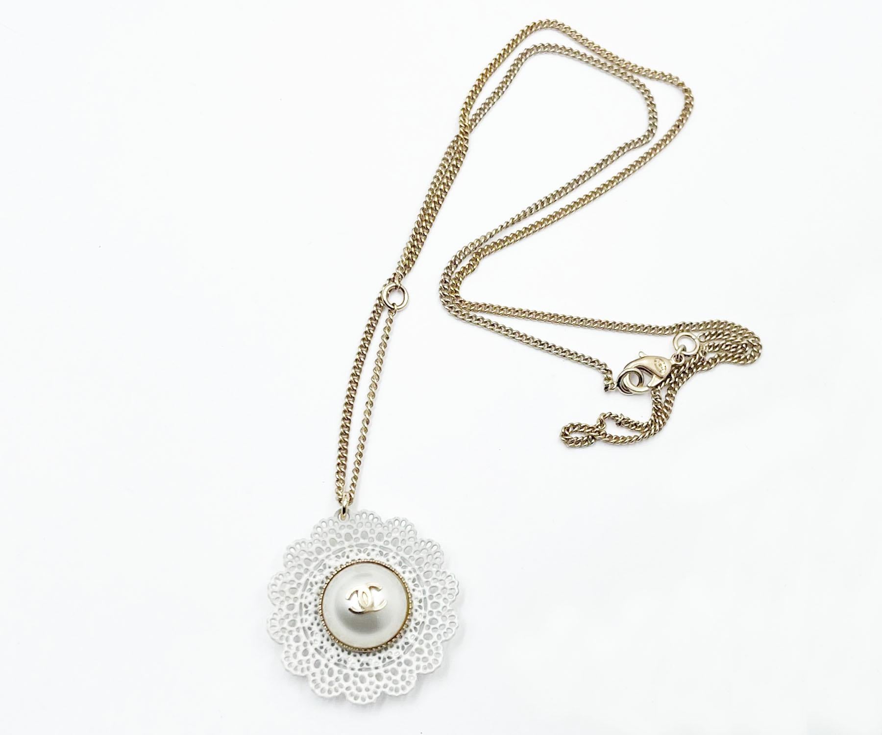 Chanel Collier fleur en dentelle CC et or 

*Marked 15
*Fabriqué en Italie
*Livré avec la boîte et la pochette d'origine.

-Il mesure environ 1,25