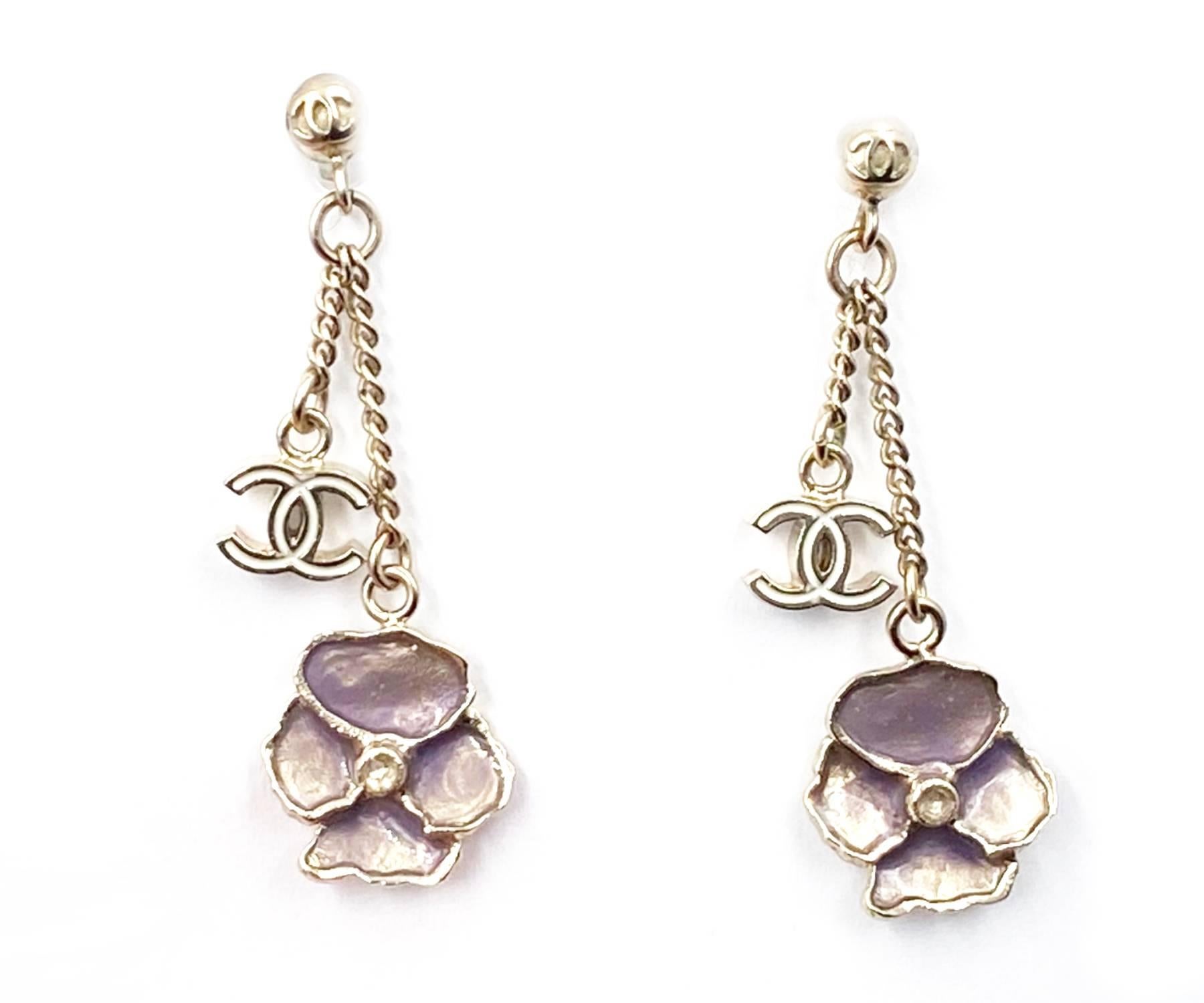 Orecchini con piercing Chanel Oro CC Fiori di Lavanda

*Segnalato 13
*Fatto in Italia

-Circa 1,6