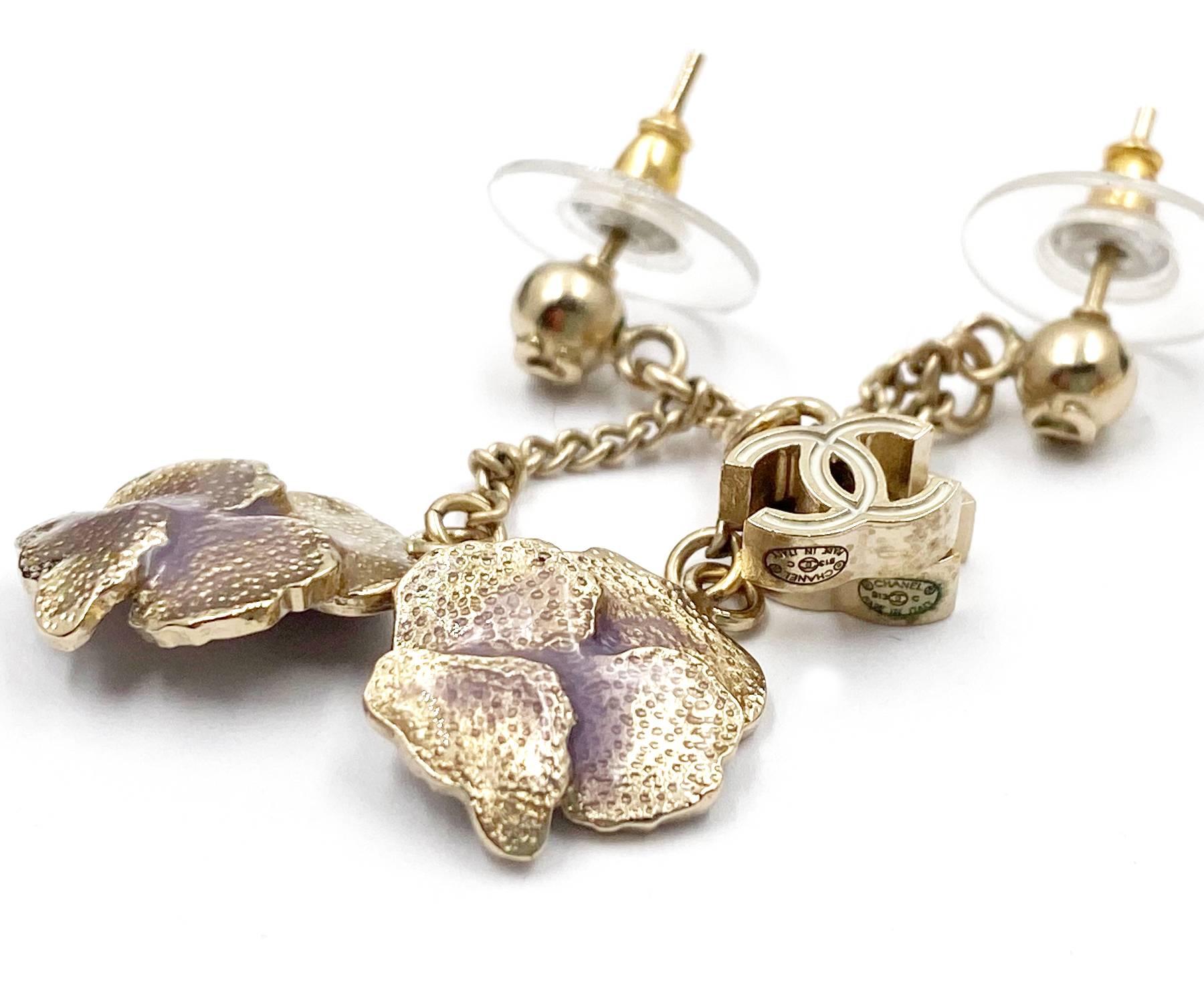 Orecchini con piercing Chanel Oro CC Fiori di Lavanda In condizioni ottime in vendita a Pasadena, CA