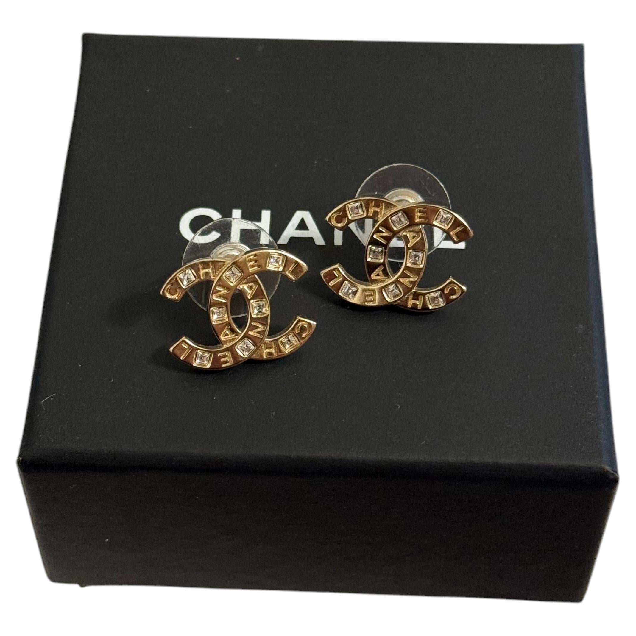 CHANEL - Boucles d'oreilles en or avec lettre CC en cristal