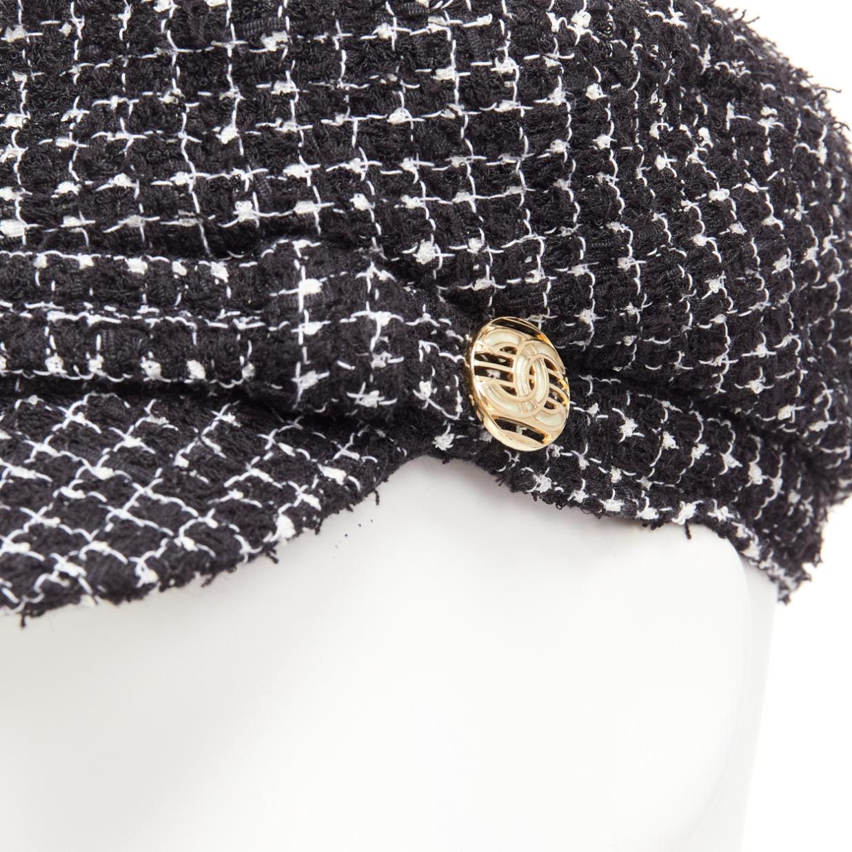 CHANEL gold CC logo button black white cotton tweed newsboy hat S
Reference: TGAS/D01059
Brand: Chanel
Designer: Virginie Viard
Material: Tweed
Color: Black, White
Pattern: Tweed
Lining: Black Fabric
Extra Details: Gold CC logo
