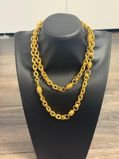 Collana vintage Chanel con logo CC in oro e stazione a catena